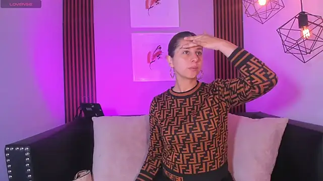 Nahiajhonson  online show from 11.25.25