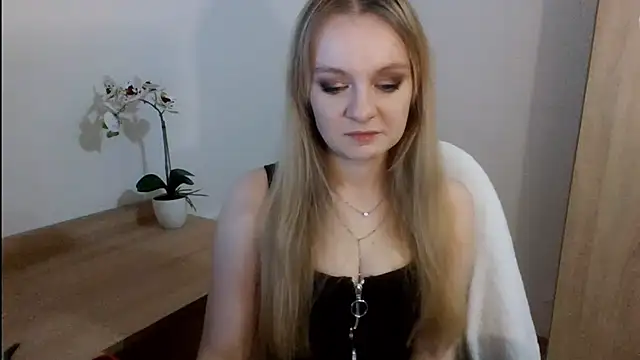 Snapshot of AlmaHoney chatting on 02.03.25 AlmaHoney online show from 02.03.25