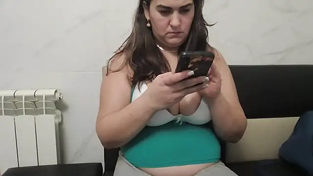 Snapshot of milfmomxx chatting on 01.14.25 milfmomxx online show from 01.14.25