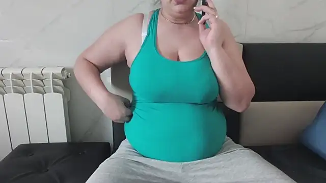 Snapshot of milfmomxx chatting on 01.15.25 milfmomxx online show from 01.15.25