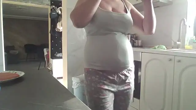 Snapshot of milfmomxx chatting on 02.06.25 milfmomxx online show from 02.06.25