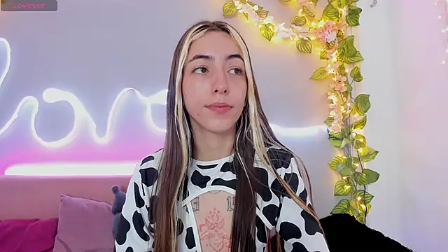 Snapshot of YouliteSllut2 chatting on 12.05.24 YouliteSllut2 online show from 12.05.24