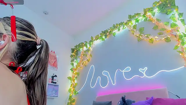 Snapshot of YouliteSllut2 chatting on 12.07.24 YouliteSllut2 online show from 12.07.24