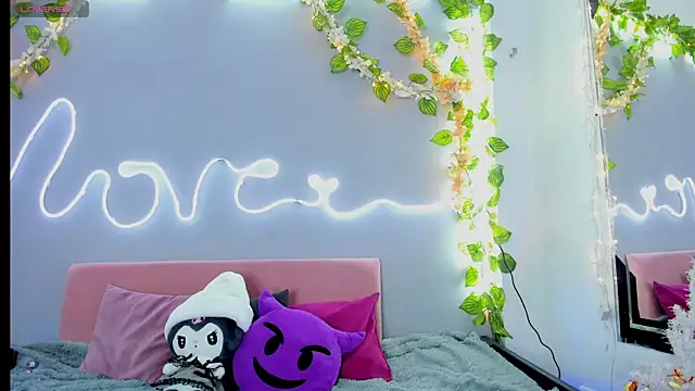 Snapshot of YouliteSllut2 chatting on 12.18.24 YouliteSllut2 online show from 12.18.24