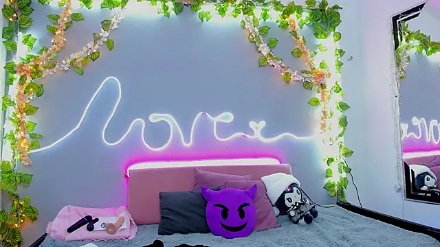 Snapshot of YouliteSllut2 chatting on 12.28.24 YouliteSllut2 online show from 12.28.24