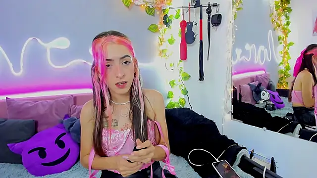 Snapshot of YouliteSllut2 chatting on 01.10.25 YouliteSllut2 online show from 01.10.25