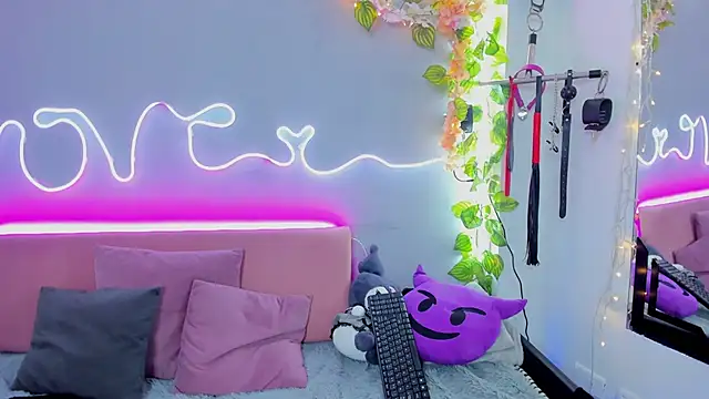 Snapshot of YouliteSllut2 chatting on 01.12.25 YouliteSllut2 online show from 01.12.25