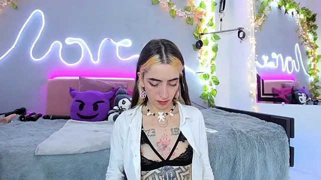 Snapshot of YouliteSllut2 chatting on 02.21.25 YouliteSllut2 online show from 02.21.25