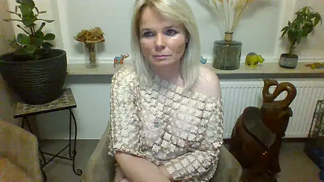 Snapshot of clwm chatting on 10.26.25 clwm online show from 10.26.25