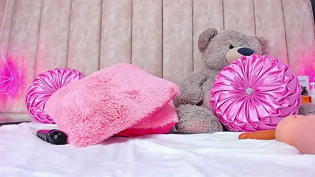 Snapshot of ShanelWest chatting on 12.11.24 ShanelWest online show from 12.11.24