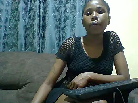 Snapshot of miss_lyne001 chatting on 09.12.25 miss lyne001 online show from 09.12.25