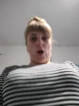 Snapshot of CoddessCrystal chatting on 10.14.25 CoddessCrystal online show from 10.14.25