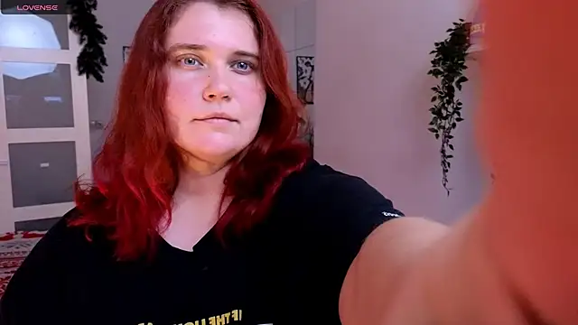 Snapshot of daisy_low chatting on 12.03.25 daisy low online show from 12.03.25