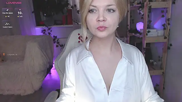 Snapshot of Brience chatting on 03.04.25 Brience online show from 03.04.25