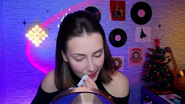 Snapshot of GloriaElmer chatting on 12.23.24 GloriaElmer online show from 12.23.24