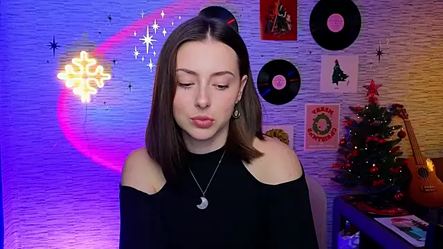 Snapshot of GloriaElmer chatting on 12.23.24 GloriaElmer online show from 12.23.24