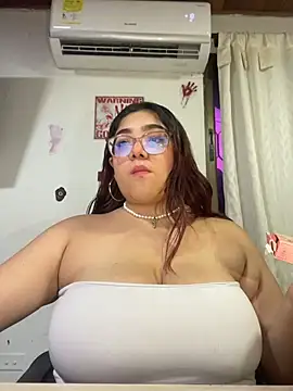 Snapshot of KathyGonzalez chatting on 10.07.25 KathyGonzalez online show from 10.07.25
