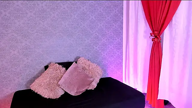 Snapshot of CatrinaRossi chatting on 12.19.24 CatrinaRossi online show from 12.19.24