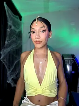 Snapshot of Emaa- chatting on 10.17.25 Emaa- online show from 10.17.25