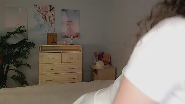 Snapshot of cosmosbaby chatting on 09.13.25 cosmosbaby online show from 09.13.25