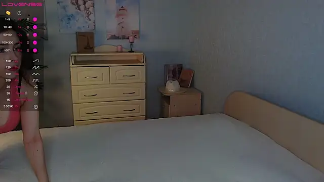 Snapshot of cosmosbaby chatting on 10.29.25 cosmosbaby online show from 10.29.25