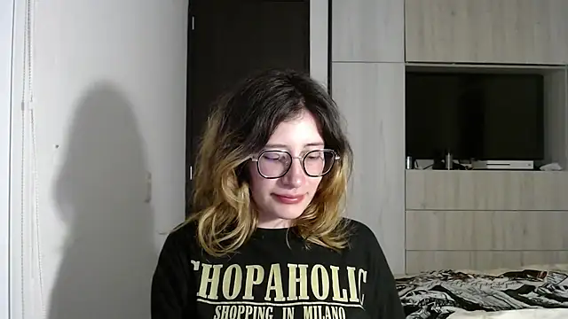 Snapshot of mariana124- chatting on 12.17.24 mariana124- online show from 12.17.24