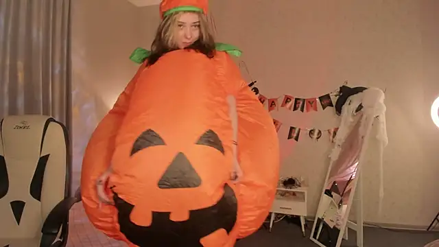 Snapshot of Vanessa_Walters chatting on 10.31.25 Vanessa Walters online show from 10.31.25