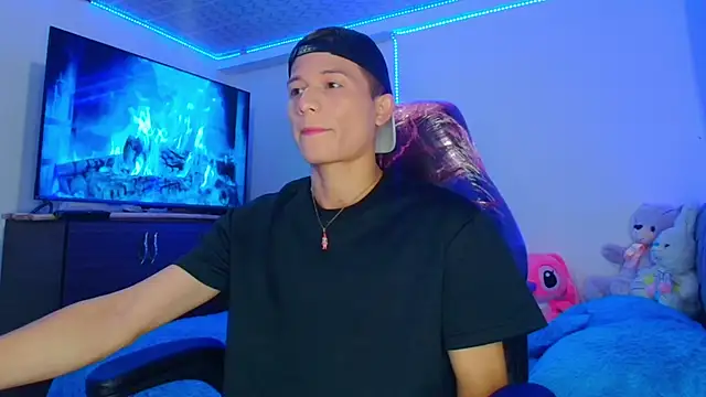 Snapshot of bryamer_19 chatting on 01.06.25 bryamer 19 online show from 01.06.25