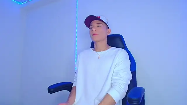 Snapshot of bryamer_19 chatting on 02.14.25 bryamer 19 online show from 02.14.25