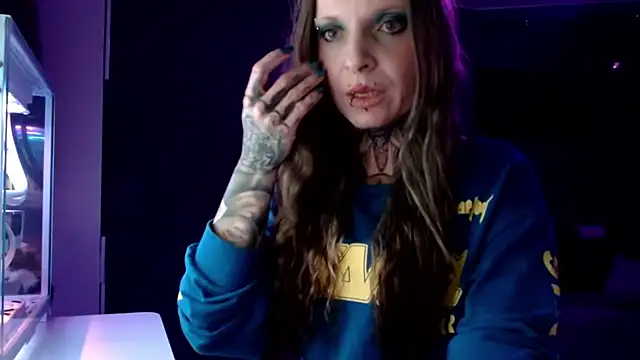 Snapshot of InesGold chatting on 01.28.25 InesGold online show from 01.28.25