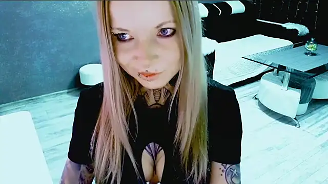 Snapshot of InesGold chatting on 10.28.25 InesGold online show from 10.28.25