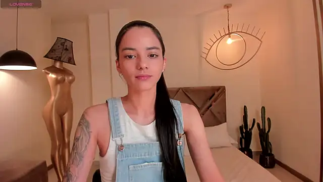 Snapshot of HannahJamesX chatting on 12.06.24 HannahJamesX online show from 12.06.24