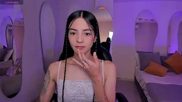 Snapshot of HannahJamesX chatting on 11.01.25 HannahJamesX online show from 11.01.25