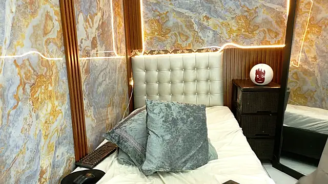 Snapshot of _Jessi29_ chatting on 10.08.25  Jessi29  online show from 10.08.25