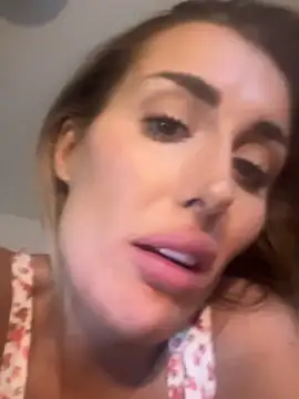Snapshot of UKSYDNEYFOX chatting on 02.19.25 UKSYDNEYFOX online show from 02.19.25