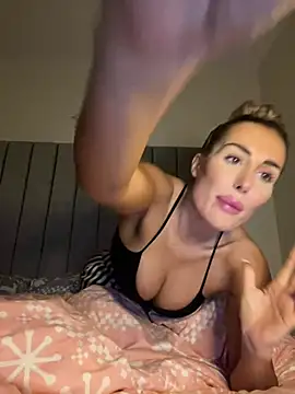Snapshot of UKSYDNEYFOX chatting on 02.21.25 UKSYDNEYFOX online show from 02.21.25