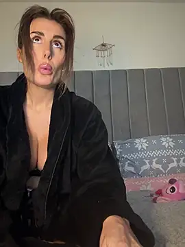 Snapshot of UKSYDNEYFOX chatting on 03.05.25 UKSYDNEYFOX online show from 03.05.25