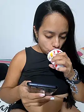 Snapshot of MarianaByanchi chatting on 12.28.24 MarianaByanchi online show from 12.28.24