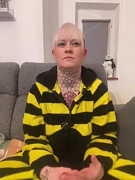 Snapshot of poussichienne chatting on 12.15.24 poussichienne online show from 12.15.24