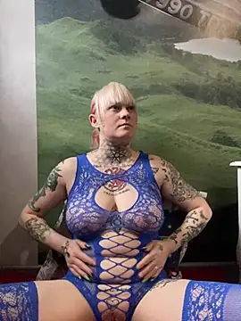 Snapshot of poussichienne chatting on 02.04.25 poussichienne online show from 02.04.25