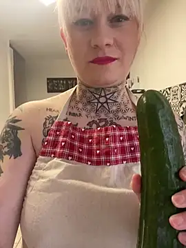 Snapshot of poussichienne chatting on 02.13.25 poussichienne online show from 02.13.25