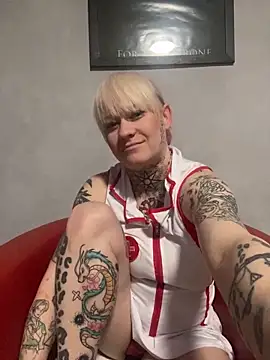 Snapshot of poussichienne chatting on 02.14.25 poussichienne online show from 02.14.25