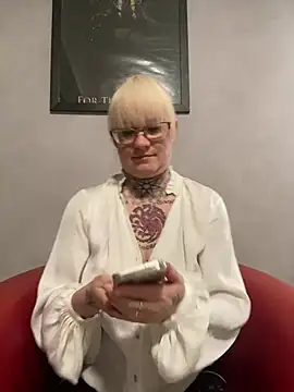 Snapshot of poussichienne chatting on 02.18.25 poussichienne online show from 02.18.25