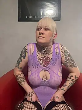 Snapshot of poussichienne chatting on 02.19.25 poussichienne online show from 02.19.25