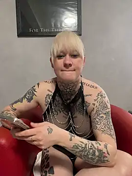 Snapshot of poussichienne chatting on 02.23.25 poussichienne online show from 02.23.25