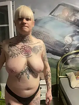 Snapshot of poussichienne chatting on 02.25.25 poussichienne online show from 02.25.25