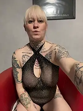 Snapshot of poussichienne chatting on 02.27.25 poussichienne online show from 02.27.25