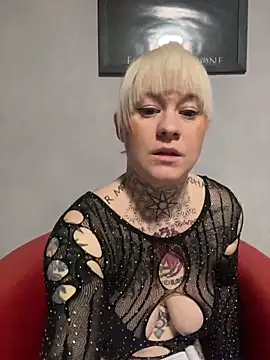 Snapshot of poussichienne chatting on 03.08.25 poussichienne online show from 03.08.25