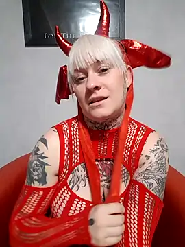 Snapshot of poussichienne chatting on 10.30.25 poussichienne online show from 10.30.25