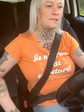 Snapshot of poussichienne chatting on 11.14.25 poussichienne online show from 11.14.25